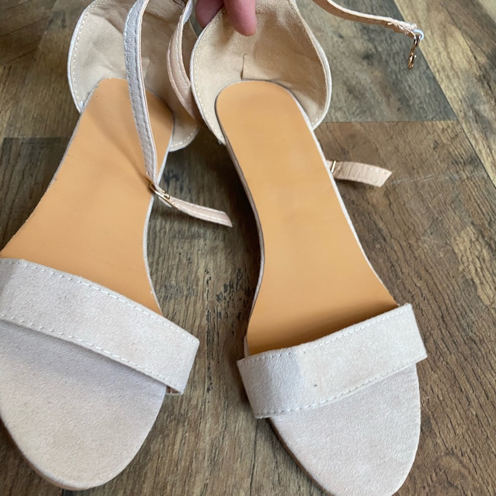 Low heeled wedge, beige.
